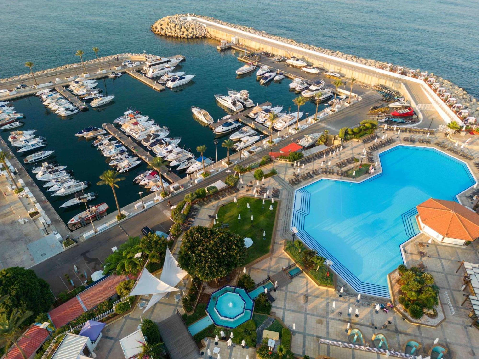 Moevenpick Hotel Бейрут Экстерьер фото