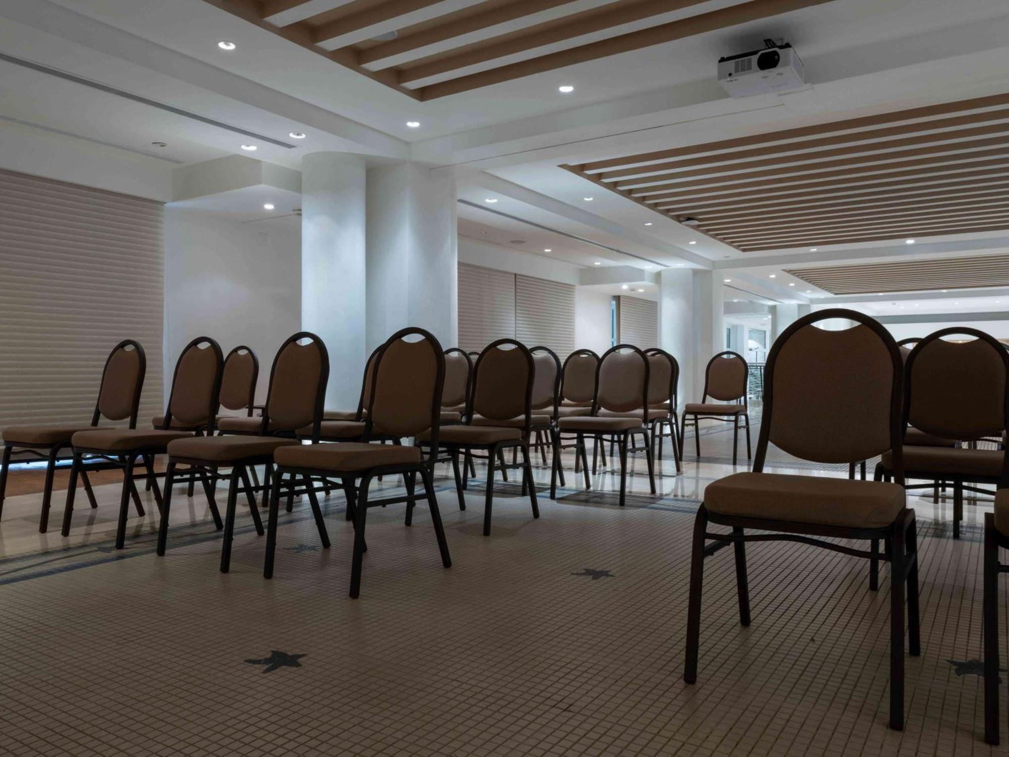 Moevenpick Hotel Бейрут Экстерьер фото