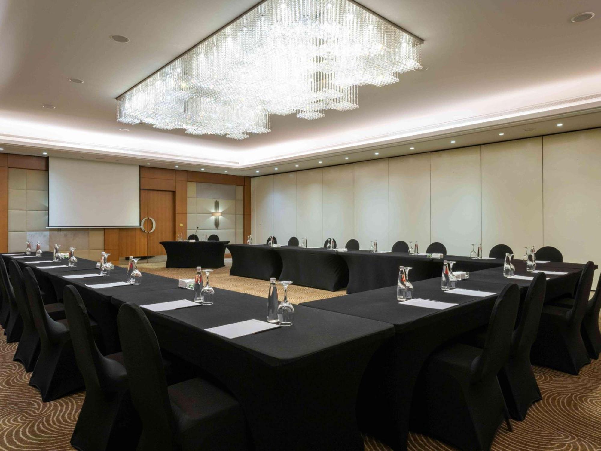 Moevenpick Hotel Бейрут Экстерьер фото